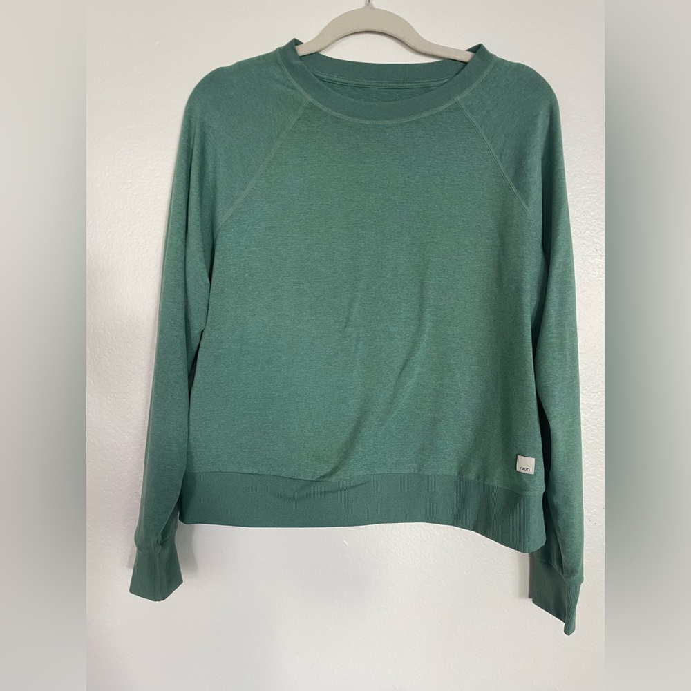 Vuori women’s size large pretty green long sleeve, loungewear